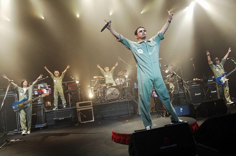 写真は「蘇える勤労」ツアーファイナルとなった沖縄公演の様子。幅広い層が熱狂したツアーの裏側を、このDVDで楽しんでみよう。