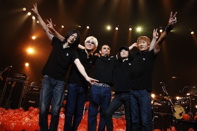 写真は全国ツアー最終日の沖縄公演の様子。ユニコーンのツアーファイナルでは恒例の、天井から風船が振ってくる演出も健在だった。