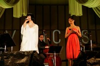 観客のアンコールに応え「テネシーワルツ」を歌う2人。華やかな衣装のコントラストは観客のため息を誘った。