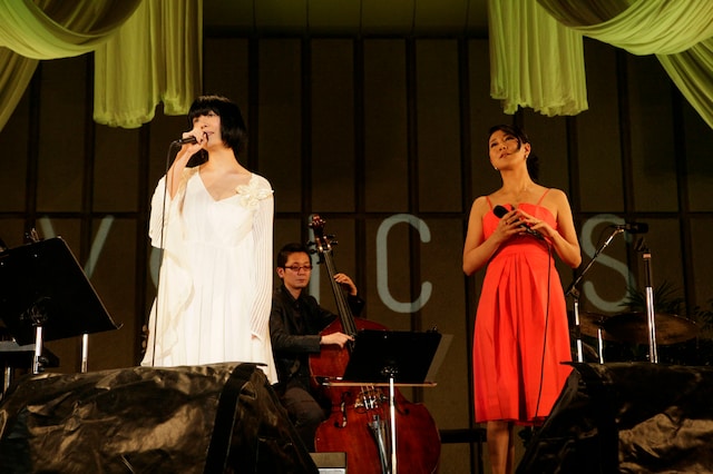 観客のアンコールに応え「テネシーワルツ」を歌う2人。華やかな衣装のコントラストは観客のため息を誘った。