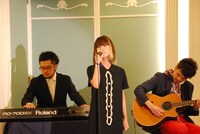 幸せそうな新郎新婦に「Butterfly」を捧げる木村カエラ。