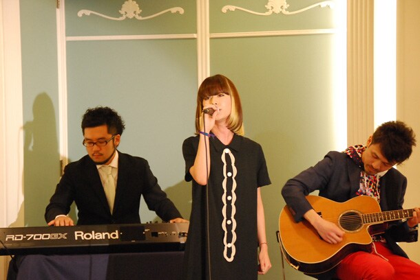 幸せそうな新郎新婦に「Butterfly」を捧げる木村カエラ。