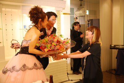 突然のカエラ登場に大感激の新婦。カエラからは花束が手渡された。