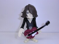 大きすぎず、小さすぎず。思わずどこにでも持ち運びたくなる手乗りサイズのベンジーフィギュア。目つきは悪いがどこかにくめない、愛嬌のあるフォルムがたまらない。