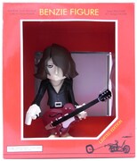 シングル「FRIENDLY」初回限定盤、ベンジーフィギュア付スペシャルBOX仕様。真っ赤な箱の中から妖しげな目つきのベンジーが覗く。