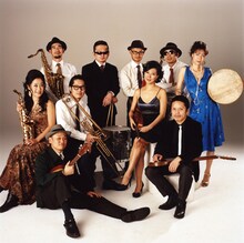 Double Famousのほかにも、ソロやlittle creaturesなど幅広い音楽活動を続けてきた青柳拓次（写真最前列右）。