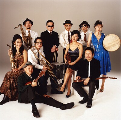 Double Famousのほかにも、ソロやlittle creaturesなど幅広い音楽活動を続けてきた青柳拓次（写真最前列右）。