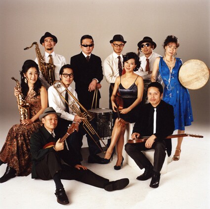 Double Famousのほかにも、ソロやlittle creaturesなど幅広い音楽活動を続けてきた青柳拓次（写真最前列右）。