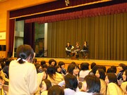 6日間にわたるZepp Sendai公演の合間を縫って女子高にやってきた2人。生徒たちを大いに驚かせた。