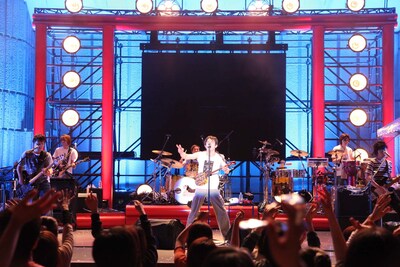 新曲から過去の代表曲まで、ベスト選曲によるライブとなったこの日。ほぼ全曲が原曲に近いアレンジで演奏されたのも印象的だった。