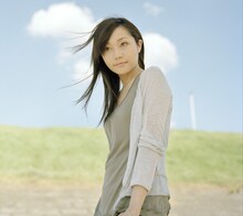 矢井田瞳は6月24日に発売される上戸彩のニューアルバム「Happy Magic～スマイルプロジェクト～」に楽曲提供している。