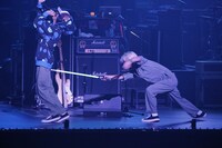 「PTA～光のネットワーク～」演奏終了後には、阿部がそれまで手に持っていた長いケミカルライトを剣のように持ち替え、川西を切り捨てる。続いてEBIを股から串刺しにし、最後は自分も切腹するという意味のわからない寸劇が繰り広げられた。