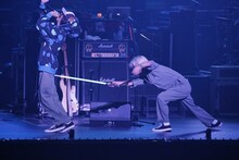 「PTA～光のネットワーク～」演奏終了後には、阿部がそれまで手に持っていた長いケミカルライトを剣のように持ち替え、川西を切り捨てる。続いてEBIを股から串刺しにし、最後は自分も切腹するという意味のわからない寸劇が繰り広げられた。