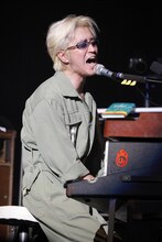 ユニコーン以外でも多彩な才能を発揮している阿部義晴。その活動からは、ユニコーンのライブで黄色いトラックスーツを着てタイガーマスクの仮面をかぶっていることは想像もつかない。