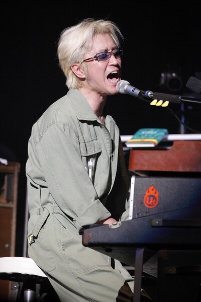 熱唱する阿部。このツアー中に髪の色を金髪に変えた。