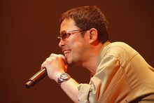 ハンドマイクで歌う民生。「ギターがないと股間がスースーする」という。