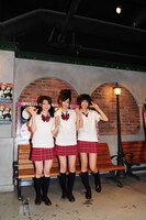 会見は彼女たちのホームグラウンド、秋葉原・AKB48劇場で行われた。