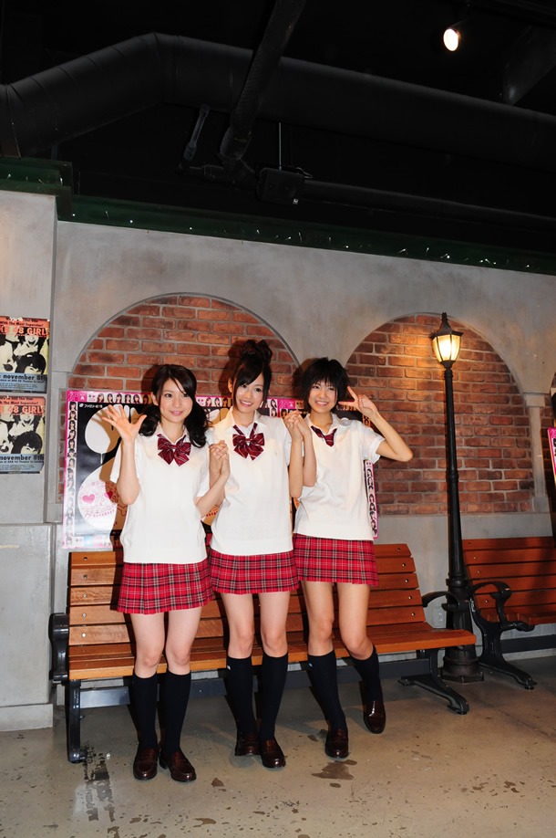 会見は彼女たちのホームグラウンド、秋葉原・AKB48劇場で行われた。