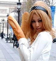 ブロンドヘアに両手のフランスパン。個性的なスタイルでバルドーを歌うBaguette☆Bardot。彼女は頭にオーブントースターを乗せたパフォーマー「トーストガール」としての活動でも知られている。