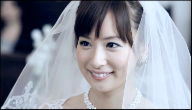 美しいウェディングドレス姿を披露した皆藤愛子。幸せいっぱいのまぶしい笑顔は、男性ファンの心をくすぐることだろう。