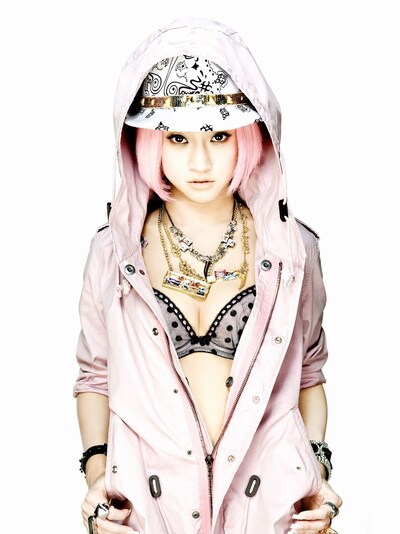 JASMINEのデビューシングル「sad to say」は、7月13日付けのオリコンCDシングルウィークリーチャートで、トップ10入りを果たした。