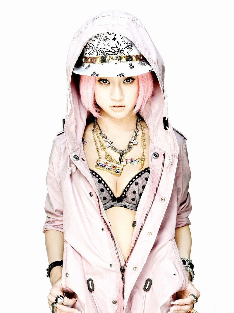 JASMINEのデビューシングル「sad to say」は、7月13日付けのオリコンCDシングルウィークリーチャートで、トップ10入りを果たした。