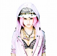 先月20歳の誕生日を迎えたばかりのJASMINE。意志の強そうな瞳とミステリアスなルックスも魅力だ（写真はシングル「sad to say」ジャケット）。