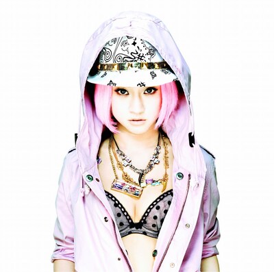 先月20歳の誕生日を迎えたばかりのJASMINE。意志の強そうな瞳とミステリアスなルックスも魅力だ（写真はシングル「sad to say」ジャケット）。