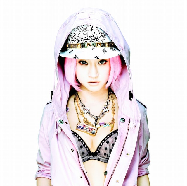 先月20歳の誕生日を迎えたばかりのJASMINE。意志の強そうな瞳とミステリアスなルックスも魅力だ（写真はシングル「sad to say」ジャケット）。