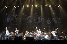 写真は今回のアルバムにも収録される5月22日の「ユニコーンツアー2009　蘇える勤労」日本武道館公演の模様。各DISCの曲順も、ライブ本番のセットリストを彷彿とさせる順番となっている。