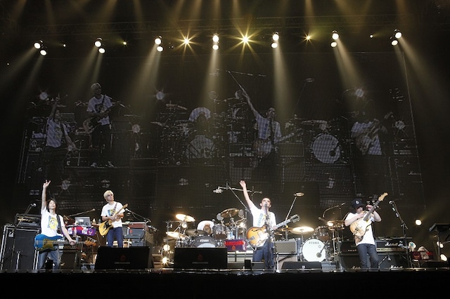 写真は今回のアルバムにも収録される5月22日の「ユニコーンツアー2009　蘇える勤労」日本武道館公演の模様。各DISCの曲順も、ライブ本番のセットリストを彷彿とさせる順番となっている。