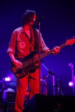 「黒い炎」を歌うEBI。ブログを頻繁に更新することでも有名。