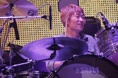 パワフルなドラムプレイと個性的なボーカルで、デビュー以来22年にわたりファンに愛され続ける川西。今回の企画は彼のドラマー人生の集大成となりそうだ（写真は5月22日に行われたユニコーン武道館ライブの模様）。