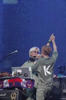 阿部義晴（Key）と見つめあって歌う川西幸一。50歳記念公演ではどんな勇姿を見せてくれるのか、期待が高まる（写真は5月22日に行われた日本武道館公演の様子）。