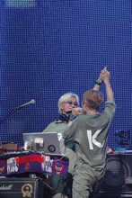 阿部義晴（Key）と見つめあって歌う川西幸一。50歳記念公演ではどんな勇姿を見せてくれるのか、期待が高まる（写真は5月22日に行われた日本武道館公演の様子）。