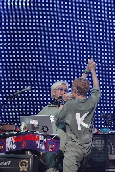 「キミトデカケタ」の歌いだし。川西がキーボードの前にいる阿部のところまで行き、なぜか手を高く掲げて見つめ合いながら歌い始める演出に爆笑する観客が続出した。