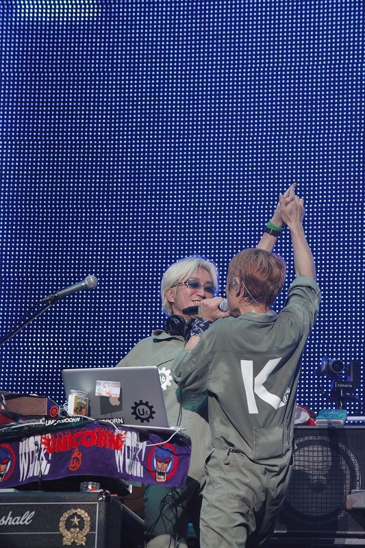 「キミトデカケタ」の歌いだし。川西がキーボードの前にいる阿部のところまで行き、なぜか手を高く掲げて見つめ合いながら歌い始める演出に爆笑する観客が続出した。