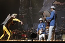 「忍者ロック」の一コマ。阿部はまずテッシーを襲い、民生の顔に手裏剣を当て「痛いだろ、『やめてください」って言え」と言い観客の笑いを誘う。ドラムセットの後ろに逃げるEBIを目で追い「そんなところに隠れたつもりか？ お尻がぷりっと見えてるぞ」と口にして手裏剣を投げる。川西に手裏剣をぶつけようとするとドラムスティックでたたき落とされてしまい、ひるがえって民生に白目で「怖いだろ？」と迫る。長い演出となった。