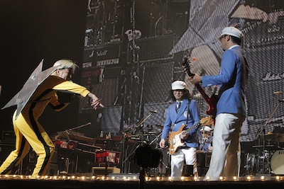 写真は全国ツアー追加公演「蘇える勤労の日々」として行われた、5月22日の日本武道館ライブの模様。この日のアンコールでは「人生は～忍者ロック～上々だ」バージョンを披露した。