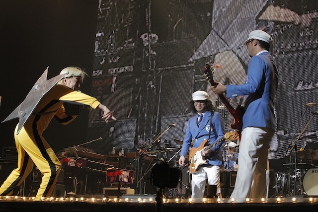 写真は全国ツアー追加公演「蘇える勤労の日々」として行われた、5月22日の日本武道館ライブの模様。この日のアンコールでは「人生は～忍者ロック～上々だ」バージョンを披露した。