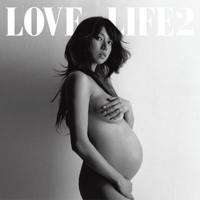アルバム「LOVE LIFE 2」CD+DVD盤（写真）のDVDには、妊娠中に撮影されたインタビュー映像「hitomiインタビュー」が収録される。