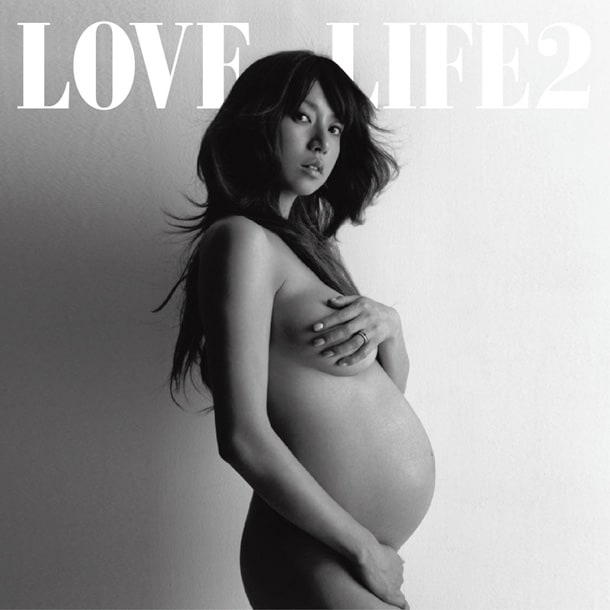 アルバム「LOVE LIFE 2」CD+DVD盤(写真)のDVDには、妊娠中に撮影されたインタビュー映像「hitomiインタビュー」が収録される。