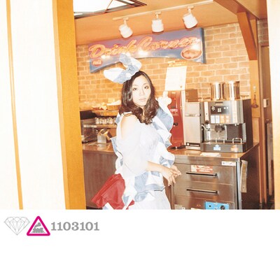 タイトル曲「ダイヤモンドレールウェイ」は、深津絵里が出演するカネボウ「ブランシールスペリア」CMソング。カネボウWEBサイトではこのCMの視聴ムービーが公開されている。