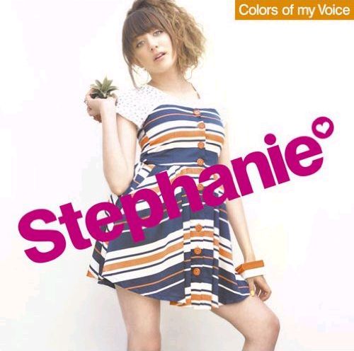 「Colors of my Voice」の通常盤ジャケットでは、彼女はパイナップルを右手に持ってポーズを決めている。