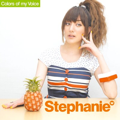 「言葉なんかいらないほどに」が収録されているアルバム「Colors of my Voice」の初回限定盤。パイナップルを前に物憂げな表情で何か考え事をしているようだ。