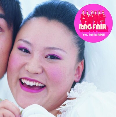 シングル「メリミー!!」の目印は、ビデオクリップにも登場しているフォーリンラブのバービーの笑顔。なお、写真ではわかりづらいがバービーはウェディングドレスを着用している。