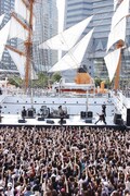 日本丸をバックに繰り広げられた貴重なロケーションのライブ。