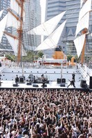 日本丸をバックに繰り広げられた貴重なロケーションのライブ。