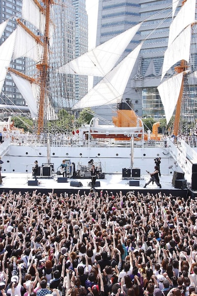 日本丸をバックに繰り広げられた貴重なロケーションのライブ。