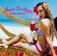 アンナの挑発的な視線＆ポーズが悩ましい、シングル「Brave vibration」ジャケット。